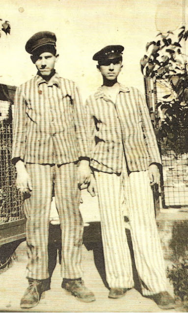Ο Λουκάς Κόκκινος (δεξιά) μαζί με ένα συγκρατούμενο (του στρατοπέδου Φάλκεζεν) με τα ριγέ ρούχα, στο Βερολίνο, μετά την απελευθέρωση του στρατοπέδου (τέλος Απριλίου 1945)