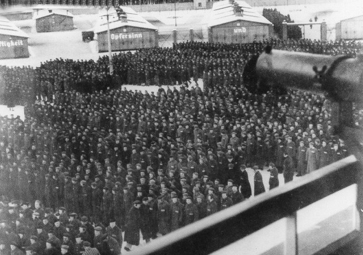 Πρωινό προσκλητήριο κρατουμένων στο στρατόπεδο Ζακσενχάουζεν