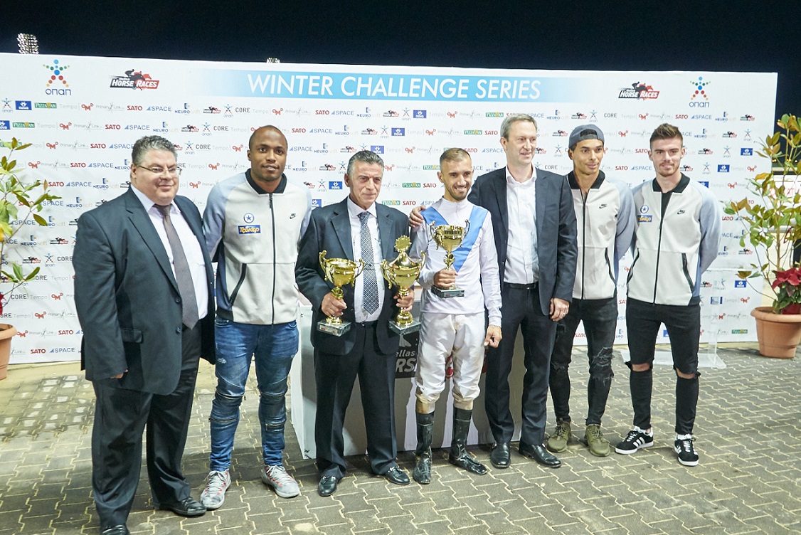  Κώστας Αλεξόπουλος Chief Operating Officer Ιπποδρομίες ΑΕ, Diguiny Nicolas παίκτης ΠΑΕ Ατρομήτου, Βαγγέλης Κεράτσας προπονητής, Μάριος  Χριστοφής αναβάτης, Ντάμιαν Κόουπ Διευθύνων Σύμβουλος ΟΠΑΠ και Πρόεδρος Ιπποδρομίες ΑΕ, Masdon Nascimento και Χρήστος Θεοδωράκη παίκτες ΠΑΕ Ατρομήτου