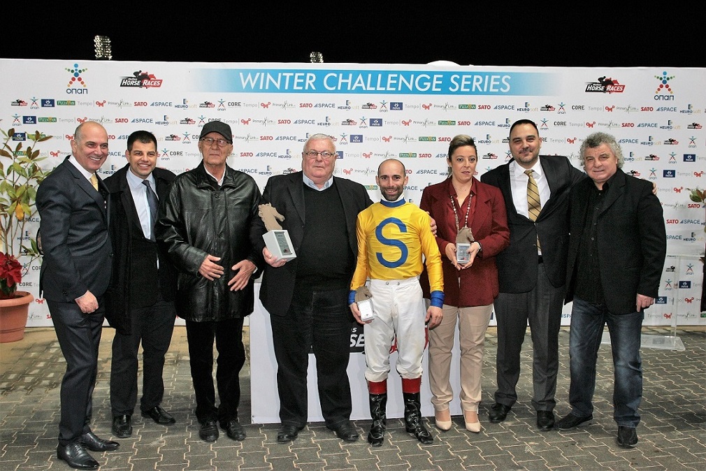  Σπύρος Φωκάς Α΄ Αντιπρόεδρος Ιπποδρομίες ΑΕ και ΟΠΑΠ, Σέργιος Σπασσώφ Ιπποδρομιάρχης, Κοσμάς Σκρεπετός ιδιοκτήτης, Γιάννης Ντατσόπουλος ιδιοκτήτης, Γιάννης Λαζαρίδης αναβάτης, Ειρήνη Κεράτσα προπονήτρια, Σπύρος Μανωλόπουλος πρόεδρος του ΔΣ της SPACE HELLAS και Βασίλης Χατζηπαναγής παλαίμαχος παίκτης ποδοσφαίρου