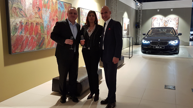 Ο Πρόεδρος και Διευθύνων Σύμβουλος του BMW Group Hellas Karim Christian Haririan (αριστερά) μαζί με την σύζυγό του Lisette και τον Πρόεδρο του ομίλου Σφακιανάκη Σταύρο Τάκη