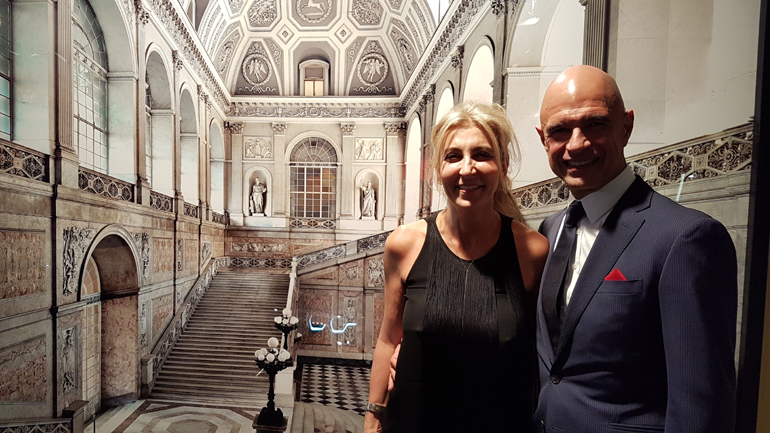 Ο Σταύρος Τάκη με την Μιράντα Σφακιανάκη - Τάκη με φόντο έναν εκπληκτικό πίνακα...