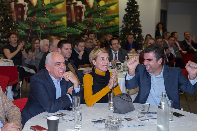 Ο υπεύθυνος δημοσίων σχέσεων της Ford Motor Hellas Γιάννης Κάττωριτς πανηγυρίζει την κατάκτηση του βραβείου. Δίπλα του η διευθύντρια Marketing Πέτρη Λογαρά και ο Πρόεδρος της Ford Motor Hellas Νίκος Νοταράς