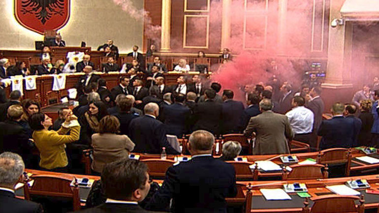 Ένταση και καπνογόνα μέσα στη Βουλή της Αλβανίας