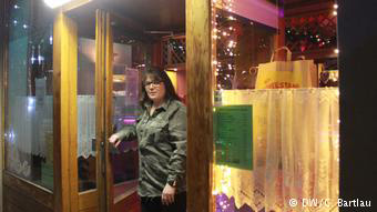 Η Μιχαέλα Γκόακ στο καφέ της στην περιοχή Σίμερινγκ