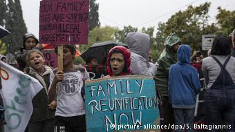 Πρόσφυγες διαμαρτύρονται μπροστά στη γερμανική πρεσβεία στην Αθήνα για τις καθυστερήσεις στην επανένωση με τις οικογένειές τους στη Γερμανία