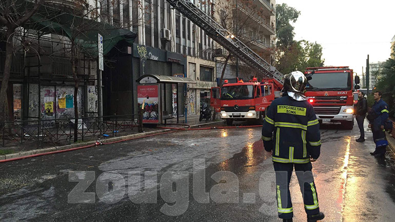 Kατασβέστηκε η φωτιά στο ακατοίκητο κτήριο στην Πατησίων