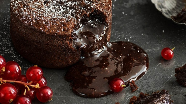 Εφέτος τα Χριστούγεννα φτιάξτε υγρό σουφλέ σοκολάτας με φρέσκα κράνμπερι