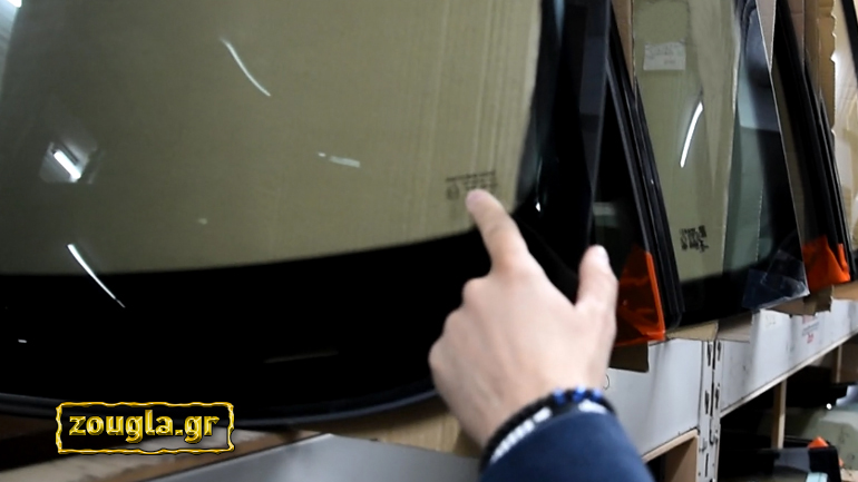 Τι σημαίνουν τα γράμματα στα κρύσταλλα των αυτοκινήτων;