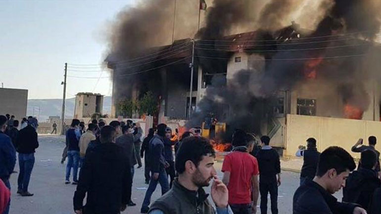 Ιράκ: Διαδηλωτές πυρπόλησαν τις έδρες των κυριότερων κομμάτων του Ιρακινού Κουρδιστάν