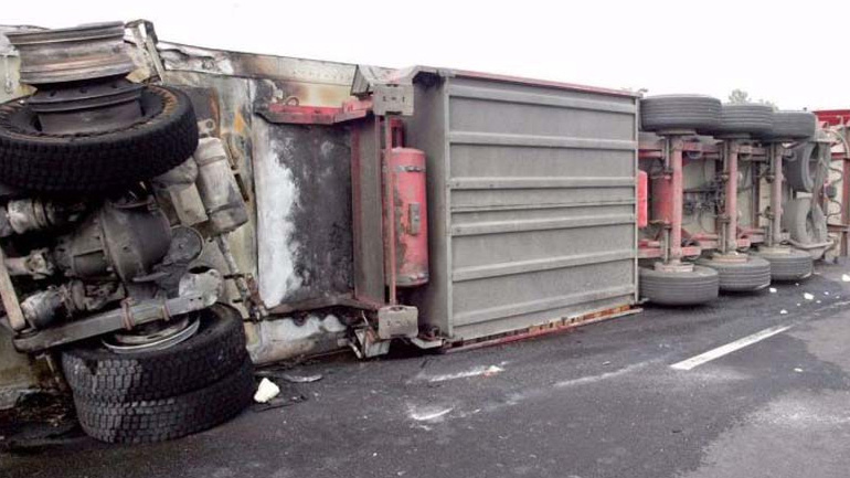 Ντεραπάρισε νταλίκα στην Εθνική Οδό Αθηνών – Θεσσαλονίκης Ντεραπάρισε νταλίκα στην Εθνική Οδό Αθηνών – Θεσσαλονίκης