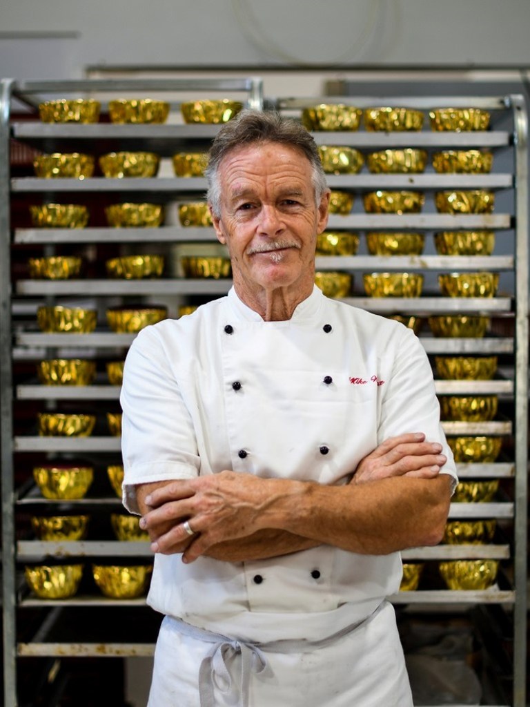 Ο Mike Wallace, αρχιζαχαροπλάστης, στέκεται μπροστά από μια εκατοστή από τα χειροποίητα χριστουγεννιάτικα γλυκά του