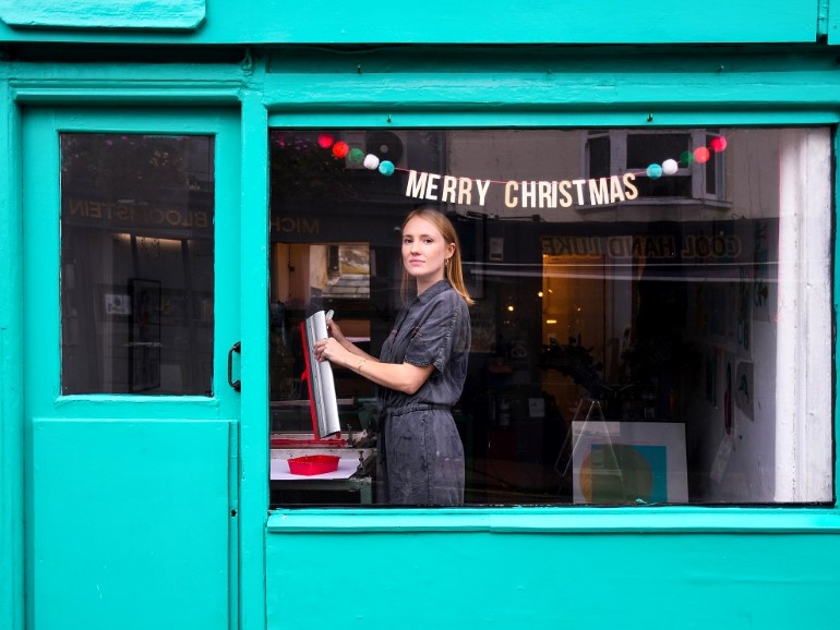 Η Jade Downer, κατασκευάστρια καρτών, μέσα στο στούντιο - τυπογραφείο της