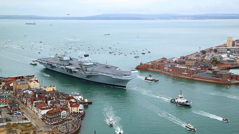 Βρετανία: Το αεροπλανοφόρο Κουίν Ελίζαμπεθ, το καμάρι του Βασιλικού Ναυτικού, μπάζει νερά