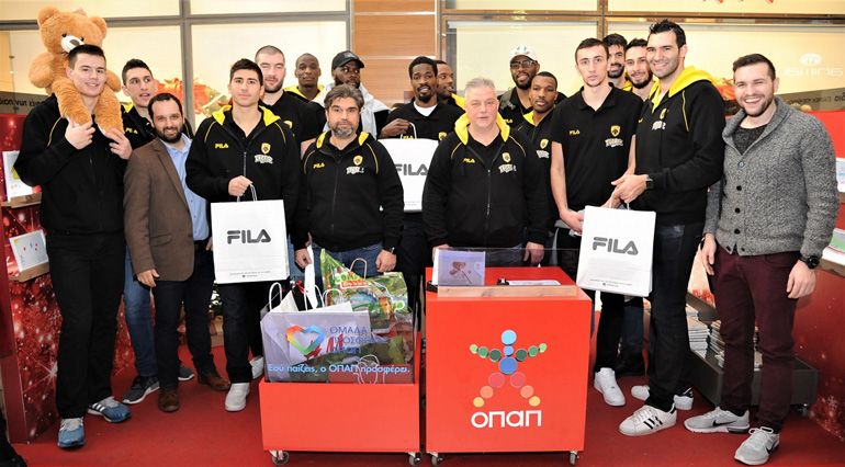 H ομάδα μπάσκετ της ΑΕΚ στη Χριστουγεννιάτικη Έκθεση Ζωγραφικής του ΟΠΑΠ στο The Mall Athens