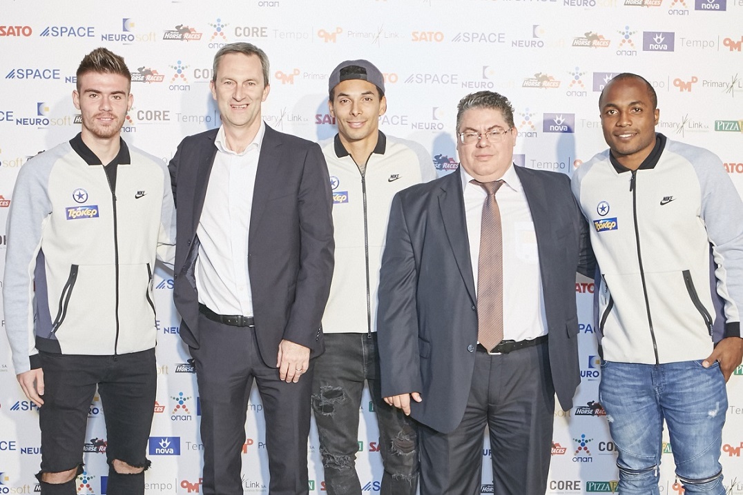 Χρήστος Θεοδωράκης ποδοσφαιριστή του Ατρόμητου, Ντάμιαν Κόουπ Διευθύνων Σύμβουλος ΟΠΑΠ και Πρόεδρος Ιπποδρομίες ΑΕ, Nicolas Diguiny ποδοσφαιριστής του Ατρόμητου, Κώστας Αλεξόπουλος Chief Operating Officer της Ιπποδρομίες ΑΕ και Madson Nascimento ποδοσφαιριστής του Ατρόμητου 