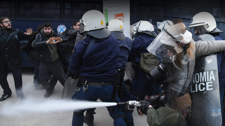 Χημικά και ξύλο έξω από το Ειρηνοδικείο Αθηνών