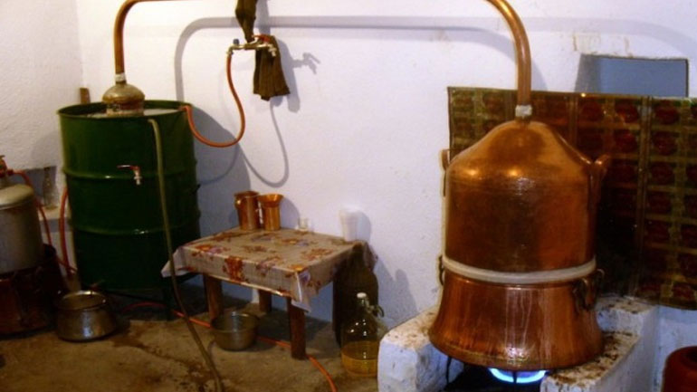 Παράνομο εργαστήριο παραγωγής τσίπουρου στη Φθιώτιδα αποκάλυψε το ΣΔΟΕ