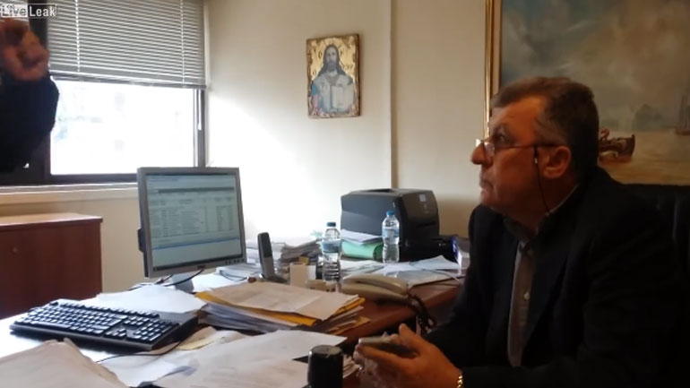 Παρέμβαση «Ρουβίκωνα» στη ΔΟΥ Αγρινίου