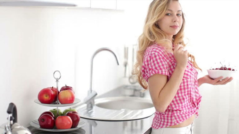 Εσύ γνωρίζεις γιατί δεν πρέπει να τρως όρθια ποτέ;