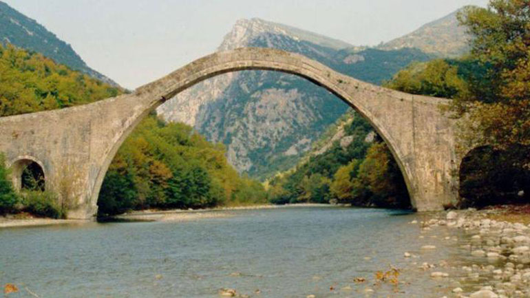 Ομαλά εξελίσεται το έργο αποκατάστασης του γεφυριού της Πλάκας