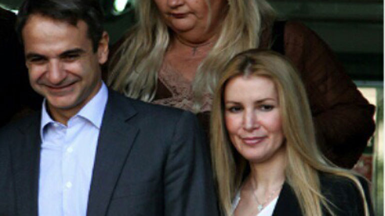 Ποια ήταν η όμορφη ξανθιά δίπλα στον Κ. Μητσοτάκη στο συνέδριο της Ν.Δ.;