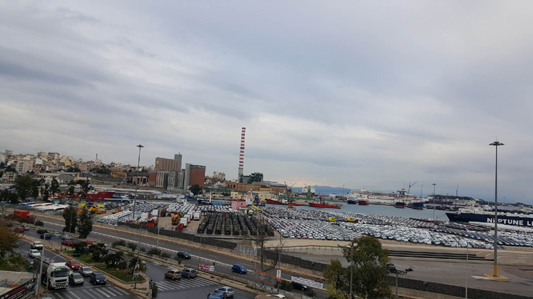 Το σημείο που γίνεται η φορτοεκφόρτωση καινούργιων οχημάτων στο λιμάνι του Πειραιά είναι... φίσκα