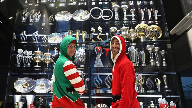 Ο Άγιος Βασίλης και το ξωτικό της Red Bull!