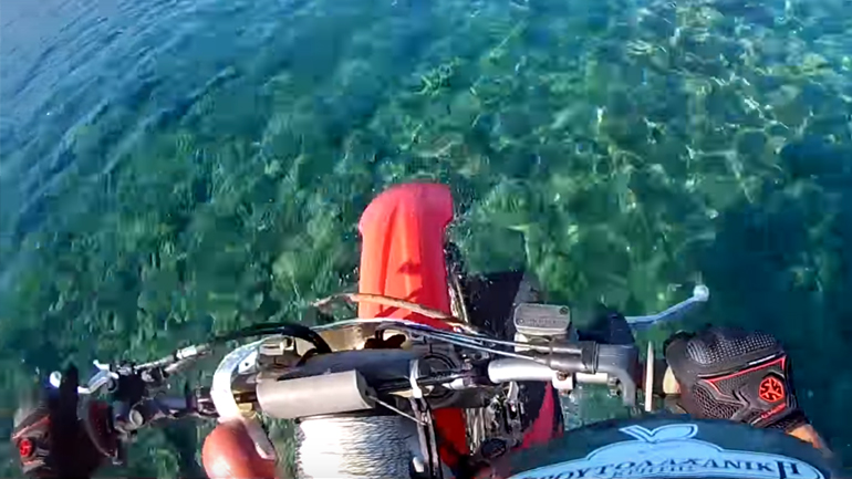 Motocross στο νερό; Τι Maddison, τι Δεντάκης!