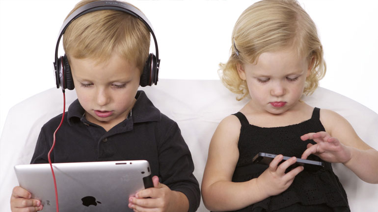 Πώς να προστατεύσετε τα παιδιά και τις συσκευές σας αυτά τα Χριστούγεννα