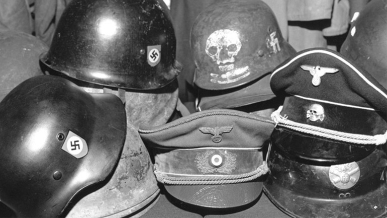 Ναζιστικά κράνη, παράσημα και άλλα «αναμνηστικά» βρέθηκαν σε γερμανικά στρατόπεδα