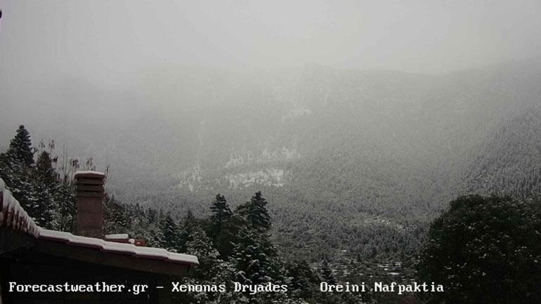 Live η χιονόπτωση σε Πάρνηθα, Τρίκαλα Κορινθίας, λίμνη Πλαστήρα και σε άλλες περιοχές