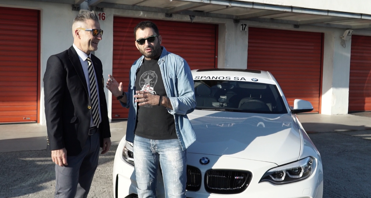 Ο αντιδήμαρχος έργων υποδομών - καθημερινότητας και ποιότητας ζωής στην πόλη των Σερρών Ηλίας Γκότσης (αριστερά) είναι πολύ δημοφιλής στη Βόρεια Ελλάδα. Μαζί του οδηγήσαμε στο αυτοκινητοδρόμιο πίσω από το τιμόνι μίας BMW M2 Schnitzer 420 ίππων...