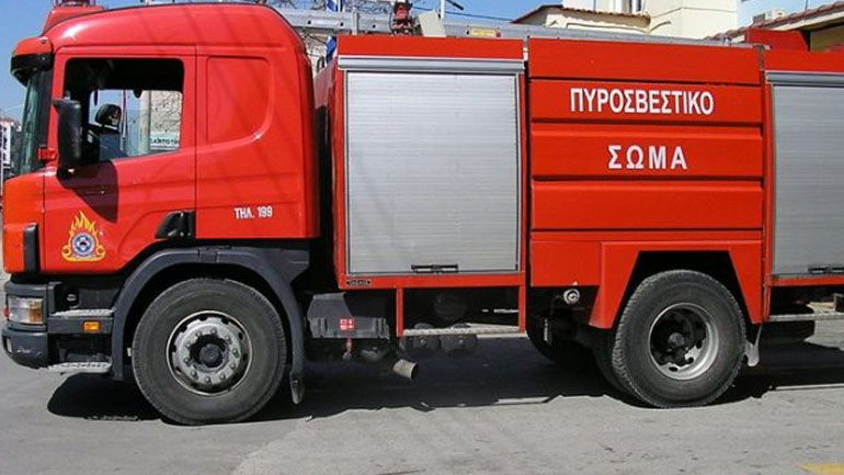 Στις φλόγες αποθήκη χαλιών στον Μακρύ Τοίχο Χανίων