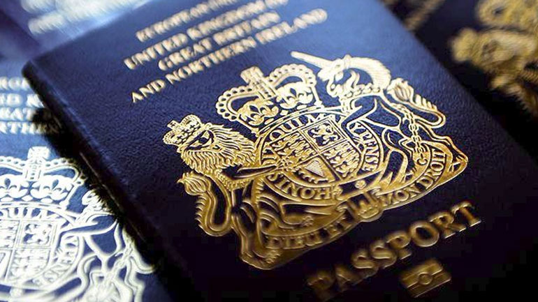 Τα βρετανικά διαβατήρια θα ξαναγίνουν μπλε, μετά το Brexit