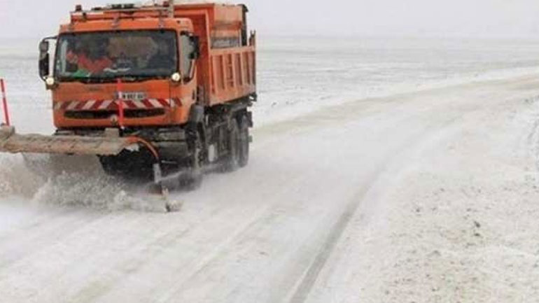 Εκχιονιστικό μηχάνημα θα οδηγήσει ακινητοποιημένα αυτοκίνητα από το Άνω Διακοπτό προς τα Καλάβρυτα