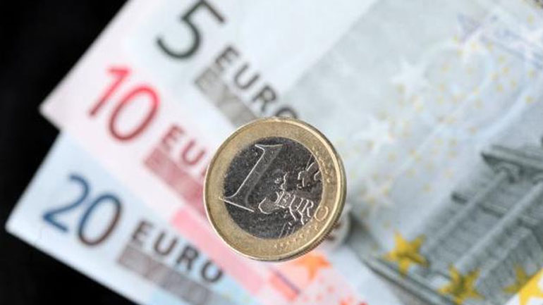 Το ευρώ υποχωρεί ελαφρά στις αγορές μετά το αποτέλεσμα των εκλογών της Καταλονίας