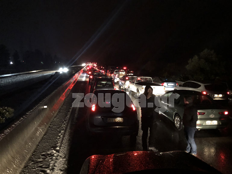 Ακραίφνιο, ώρα 20:00. Μερικοί αγανακτισμένοι οδηγοί αψηφούν το κρύο και βγαίνουν εκτός των οχημάτων τους...