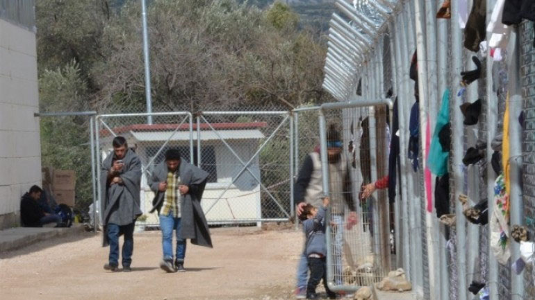 Παραμένουν υπεράριθμοι οι πρόσφυγες και μετανάστες στις δομές φιλοξενίας στη Λέσβο, τη Σάμο και τη Χίο