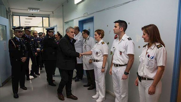 Επίσκεψη Ν. Τόσκα και της ηγεσίας της ΕΛ.ΑΣ. στους αστυνομικούς που νοσηλεύονται στο 401 ΓΣΝ
