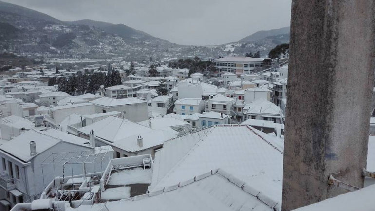 Βόλος: Χιονίζει συνεχώς στο Πήλιο, αλλά οι δρόμοι παραμένουν ανοιχτοί