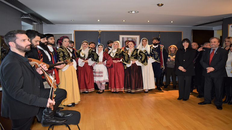 Χριστουγεννιάτικα Κάλαντα στην Υπουργό Τουρισμού κα Έλενα Κουντουρά από τον Όμιλο Βρακοφόρων Κρήτης