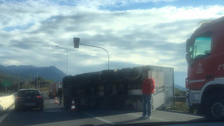 Ανατροπή νταλίκας στη Μεσσηνία