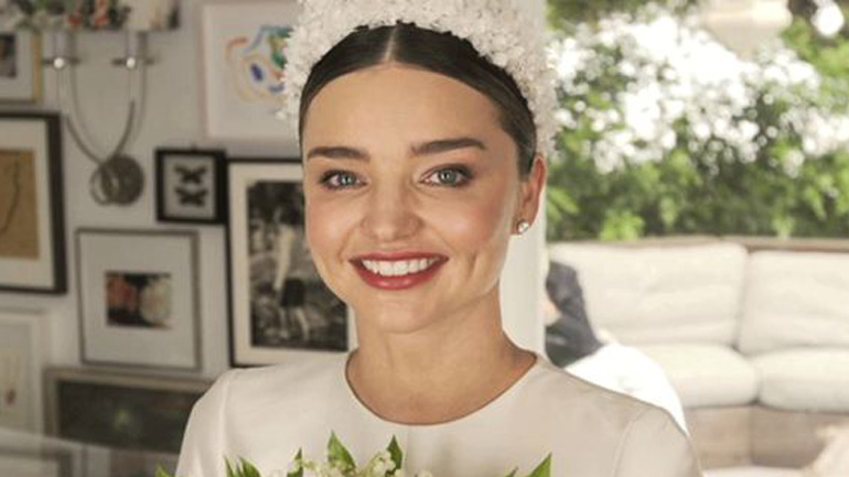 Η εγκυμονούσα Miranda Kerr μας δείχνει το εντυπωσιακό δέντρο της!