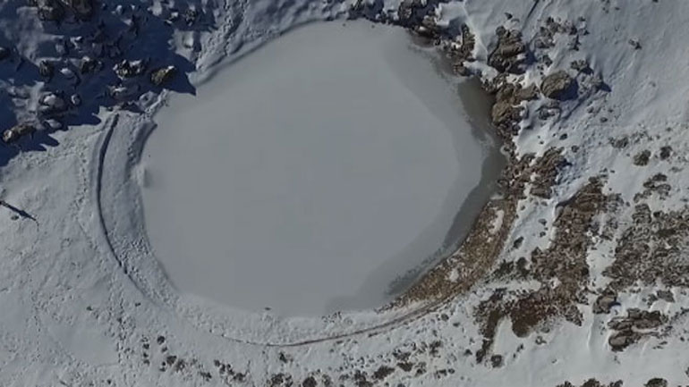 Η λίμνη του Βελουχίου παγωμένη