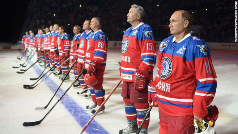 Δείτε τον Βλαντίμιρ Πούτιν να παίζει χόκεϊ επί πάγου στην Κόκκινη Πλατεία