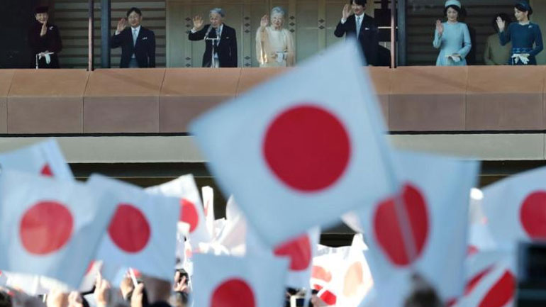 Ιαπωνία: Χιλιάδες κόσμου έσπευσαν να ευχηθούν στον αυτοκράτορα Ακιχίτο για τα 84α γενέθλιά του