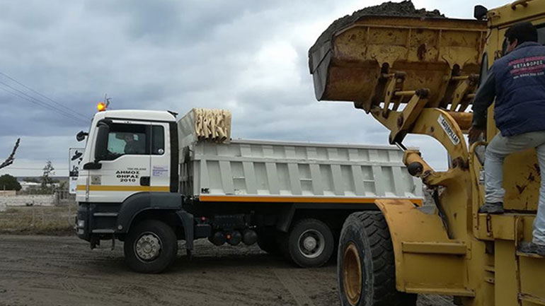 Σαντορίνη: Προβλήματα σε σημεία του οδικού δικτύου από την έντονη βροχόπτωση