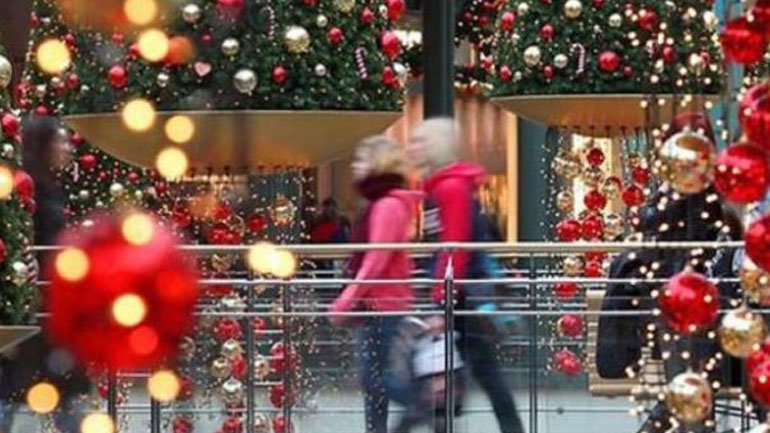 Σε εορταστικό κλίμα η κίνηση στην αγορά της Αθήνας