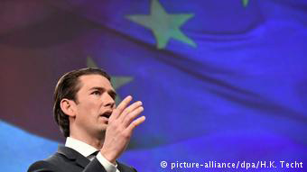 «Με το να υποχρεώνεις κράτη να δέχονται πρόσφυγες δεν πας την Ευρώπη μπροστά», δήλωσε στην Bild της Κυριακής ο Σεμπάστιαν Κουρτς